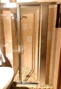 y baño con ducha y puerta de cristal. en Villa Almoezia Charming B&B, en Taormina