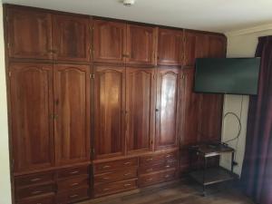 Uma TV ou centro de entretenimento em Chenin Lodge