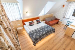 1 dormitorio con 1 cama y 1 sofá en Guesthouse & Camping Danica Bohinj, en Bohinj