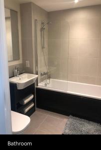 La salle de bains est pourvue d'une baignoire, d'un lavabo et d'une douche. dans l'établissement Aaram Se at My Retreat, à Gillingham