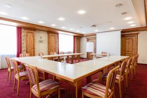 einen Konferenzraum mit einem großen Tisch und Stühlen in der Unterkunft Hotel Eydt Kirchheim in Kirchheim