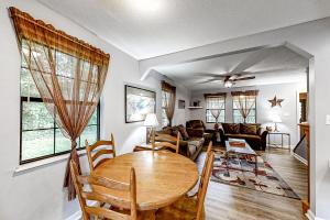ein Wohnzimmer mit einem Tisch und einem Sofa in der Unterkunft Sequoyah Hideaway in Andersonville