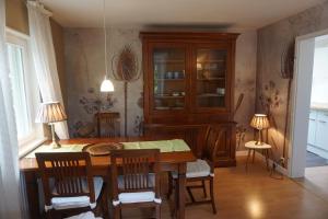 uma sala de jantar com uma mesa de madeira e cadeiras em Mirabella em Lüneburg