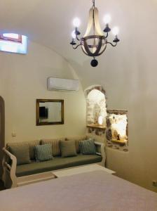 uma sala de estar com um sofá e um espelho em CHIOS MANTALENAS Apartments em Véssa