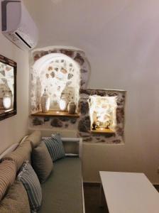un soggiorno con divano e finestra di CHIOS MANTALENAS Apartments a Véssa