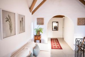 a living room with a white couch and a table at Kogman & Keisie Guest Farm in Montagu