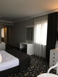 a hotel room with a bed and a mirror at Hotel Eken Prestige in Bandırma