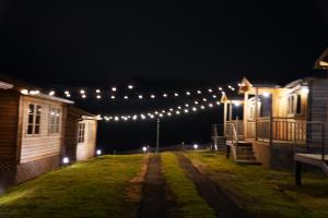 eine Reihe von Lichtern über einem Hof in der Nacht in der Unterkunft Hotel Cabañas y Mirador Secret Garden CR in Cartago
