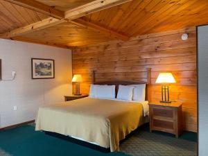 Säng eller sängar i ett rum på Lake Crest Inn