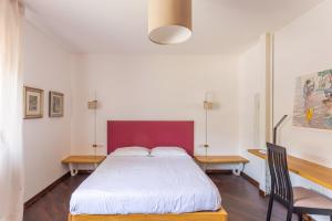 um quarto com uma cama grande e duas mesas em Baveno Beach - Charming Flat With Garden em Baveno