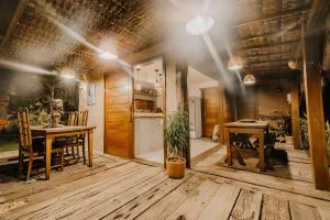 a kitchen and dining room with a table and chairs at Pousada Vila Verde Caraíva in Caraíva