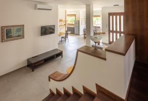 uma sala de estar com uma escada e uma sala de estar em Baveno Beach - Charming Flat With Garden em Baveno