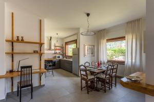 uma cozinha e sala de jantar com mesa e cadeiras em Baveno Beach - Charming Flat With Garden em Baveno