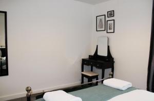 - une chambre avec un miroir, un bureau et un lit dans l'établissement Didcot - Private Flat with Garden & Parking 08, à Didcot