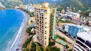 een luchtzicht op een strand en een hoog gebouw bij Edificio El Peñon del Rodadero in Santa Marta