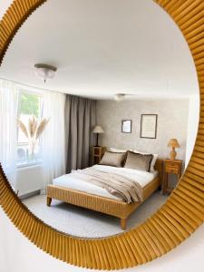 um quarto com uma cama e um espelho grande em Naktakės apartamentai em Kupiškis