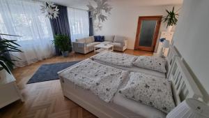 een slaapkamer met 2 bedden en een woonkamer bij Ferienwohnung Kirsten in Markranstädt
