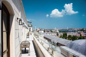 a building with a balcony and a balcony view at Mest Hotel Istanbul Sirkeci in Istanbul