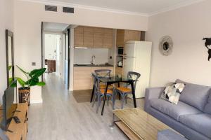 sala de estar con sofá y mesa en Sevilla Torneo PG Apartamentos, en Sevilla