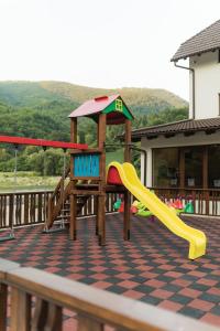 Lasten leikkialue majoituspaikassa Nedei Hotel&Spa Transalpina