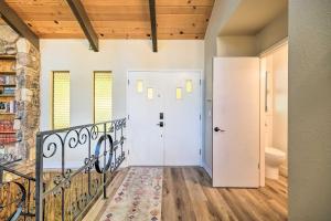 Φωτογραφία από το άλμπουμ του Pine Mountain Cabin with Hot Tub, 2 Mins to Marina! σε Groveland