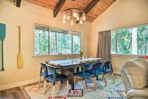 Φωτογραφία από το άλμπουμ του Pine Mountain Cabin with Hot Tub, 2 Mins to Marina! σε Groveland +31 φωτογραφίες