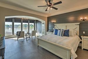 Un dormitorio con una cama con ventilador de techo. en Lavish Lake House, Near Vineyards and Marinas!, en Granbury