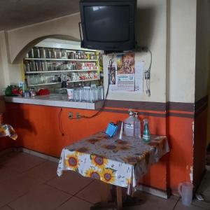 einen kleinen Tisch in einer Küche mit einem TV in der Unterkunft H MEXICANA DE MÁRMOL in Tehuacán