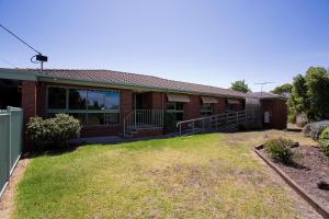 una casa con un patio delante de ella en Geelong Holiday Home, en Geelong