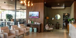 a waiting room with chairs and a waiting table at Vila Romana Park Hotel in Três Lagoas