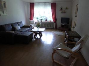 sala de estar con sofá y mesa de centro en Ferienwohnung Am Lindenrain, en Mossautal