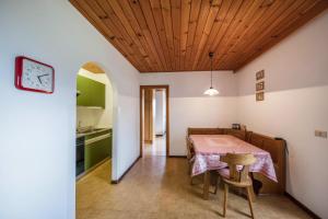 a kitchen and dining room with a table and chairs at Grödnerhof Heidi in Brie