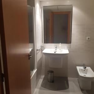 y baño con lavabo y espejo. en Aleksandra Apartament Sant Pere, en El Campello