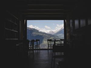 皮拉花之公寓式酒店的山景客房 - 带桌椅