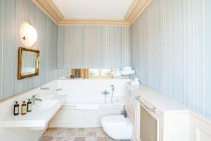 La salle de bains est pourvue d'une baignoire, d'un lavabo et de toilettes. dans l'établissement Les Cordeliers, à Sarlat-la-Canéda
