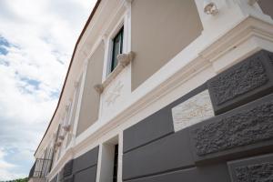 a white building with a window on the side of it at Mastu Gilardo in San Pietro al Tanagro