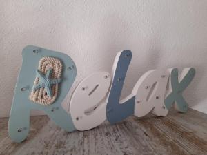 ein Regal mit dem Wort Rave neben einer Wand in der Unterkunft APARTAMENTO NURIA GONZÁLEZ GRANDA in Peñíscola