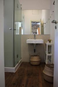 uma casa de banho com um lavatório e um espelho em Casa das Saras em Gonçalo