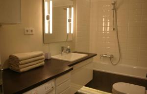Kúpeľňa v ubytovaní ORANGEHOMES one bedroom Modern apartment in the city center + 22 fotografií