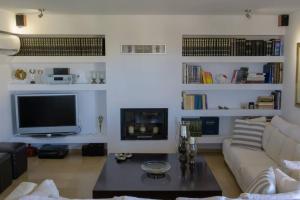 TV a/nebo společenská místnost v ubytování Villa Waves - Agios Nikolaos Anavyssos + 24 fotografií