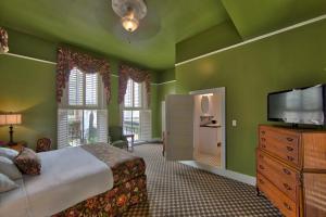 Llit o llits en una habitació de Menger Hotel