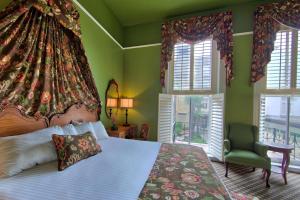 Llit o llits en una habitació de Menger Hotel