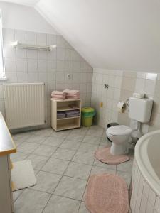 uma casa de banho com um WC e um lavatório em APARTMAN i SOBA HADELA em Sveti Martin na Muri