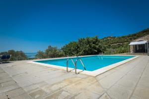 - une piscine avec vue sur l'eau dans l'établissement PoloTuristicoUmbria Rustico con Piscina Vista Lago, à Passignano sul Trasimeno