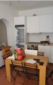 uma cozinha com uma mesa com um saco de vegetais em Casa Pedra Concada em Marinella