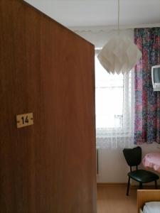 滨湖魏登Hotel Weidnerhof的一间设有门、椅子和窗户的房间