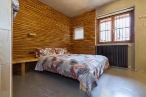 um quarto com uma cama e uma parede de madeira em Maison Milan em Sesto San Giovanni