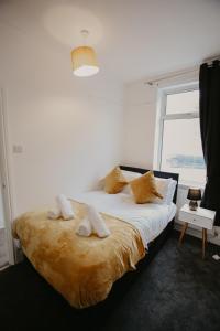 um quarto com uma cama com toalhas em LIME St by Prestige Properties SA em Barrow in Furness