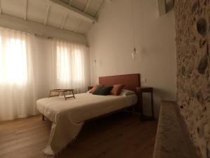 - une chambre avec un lit et une table dans l'établissement Al Vecchio Porto, à Bassano del Grappa