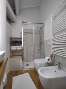 La salle de bains est pourvue d'une douche, de toilettes et d'un lavabo. dans l'établissement Al Vecchio Porto, à Bassano del Grappa